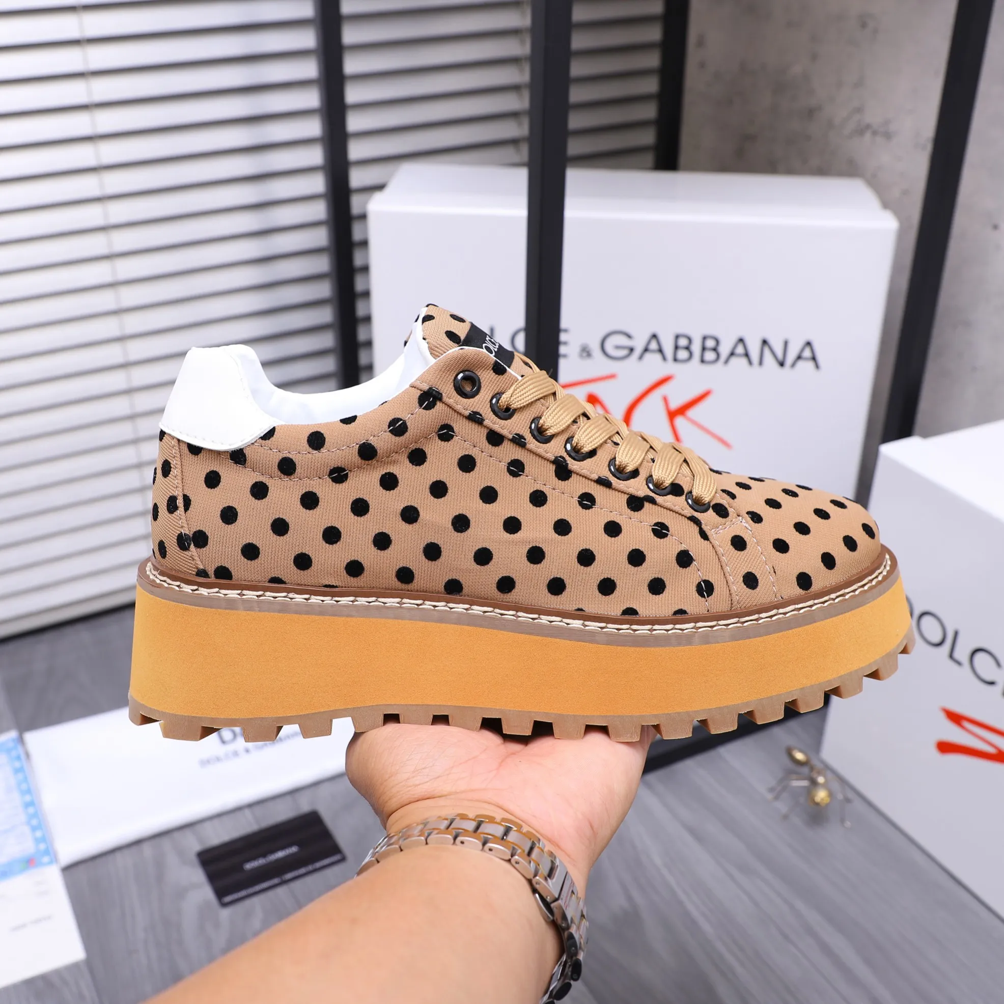 Men's shoes 💰442 Product trademark: DG (Dolce & Gabbana) casual shoes for couples. Regular size: 36-46 (45.46 is custom-made and non-refundable). Product materials: Selected breathable woven upper, leather lining, cowhide insole, non-slip rubber outsole